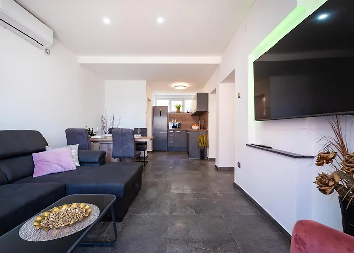 Kolovare Garden Oasis - First Row By Sea Appartement *