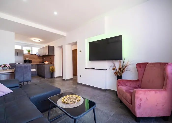 Kolovare Garden Oasis - First Row By Sea Appartement *