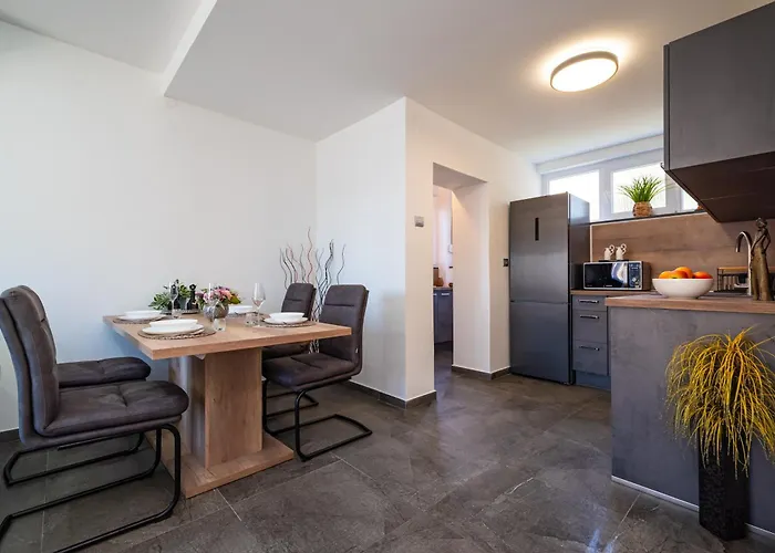 Kolovare Garden Oasis - First Row By Sea Appartement