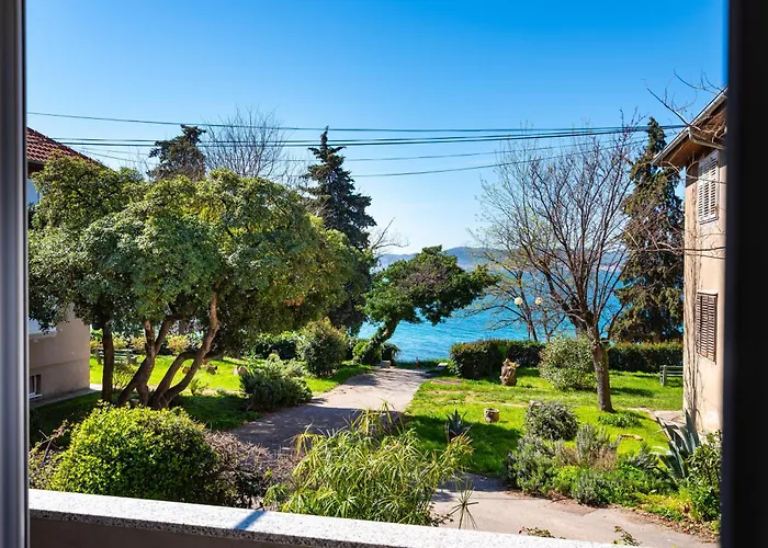 Kolovare Garden Oasis - First Row By Sea Appartement *