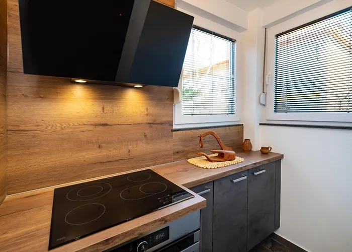 Kolovare Garden Oasis - First Row By Sea Appartement *