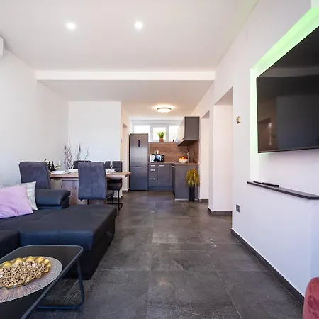 Kolovare Garden Oasis - First Row By Sea Apartment *
