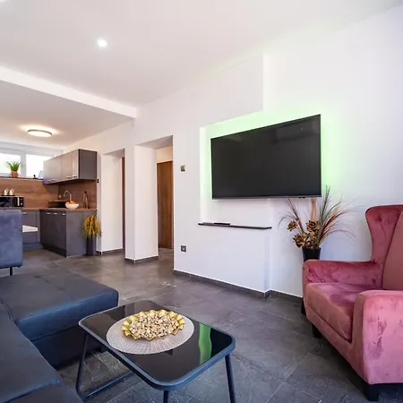 Kolovare Garden Oasis - First Row By Sea Apartment *