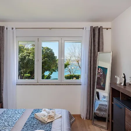 Kolovare Garden Oasis - First Row By Sea Apartment