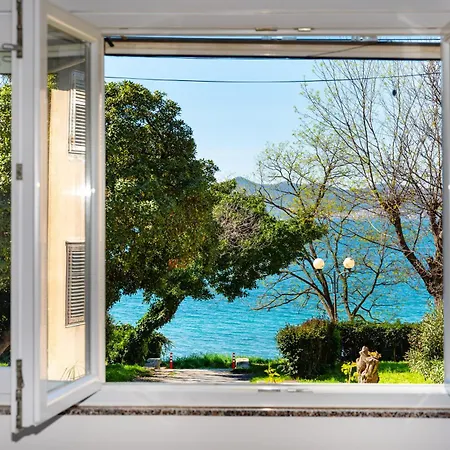 Kolovare Garden Oasis - First Row By Sea Apartment