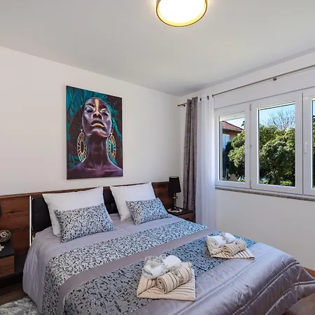 Kolovare Garden Oasis - First Row By Sea Apartment