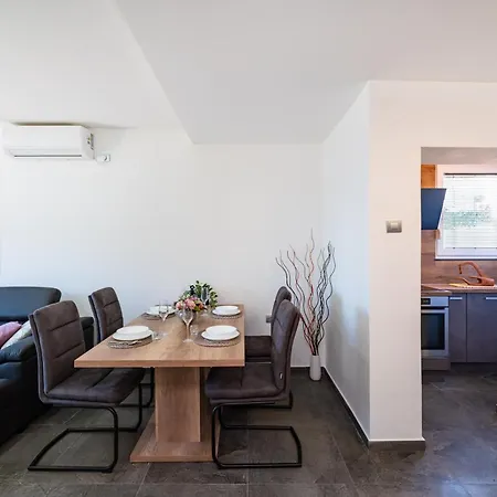 Kolovare Garden Oasis - First Row By Sea Apartment