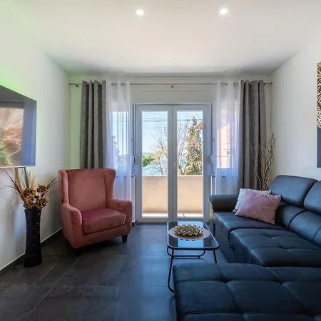 Apartment Kolovare Garden Oasis - First Row By Sea