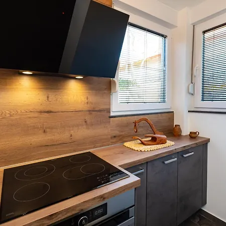 Kolovare Garden Oasis - First Row By Sea Apartment *