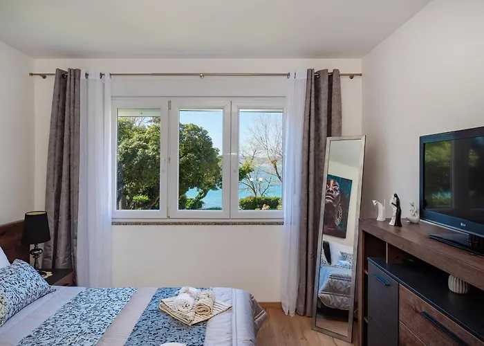 Kolovare Garden Oasis - First Row By Sea Apartment