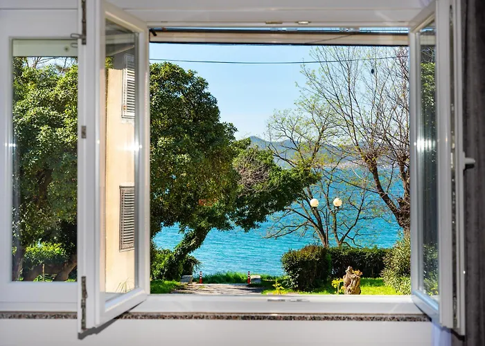 Kolovare Garden Oasis - First Row By Sea Apartment
