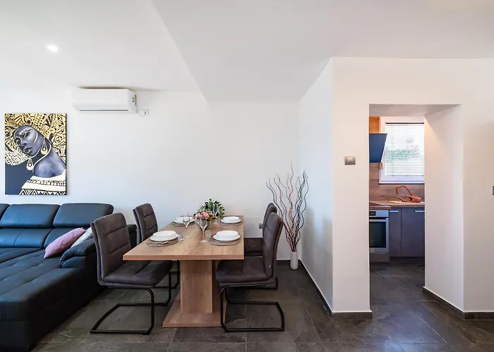 Kolovare Garden Oasis - First Row By Sea Apartment